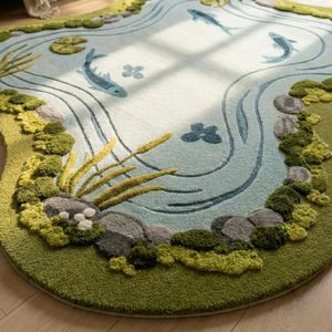 Tapis en laine tufté irrégulier, motif poisson Koi et étang, inspiré de la nature, vert mousse et bleu, pour chambre, salon, espace détente, vente en gros - Product Image 5