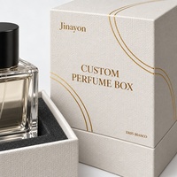 Boîte à parfum rigide verticale en papier spécial gaufré textile blanc avec logo personnalisé, insert en mousse surélevé, finition brillante, 10x10x14cm