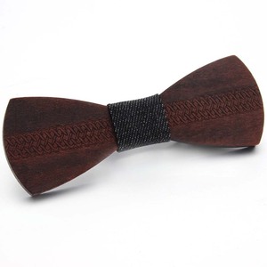 Pajarita de madera maciza hueca tallada con diseño geométrico y logotipo personalizado para regalos de moda en ceremonias de boda - Product Image 5
