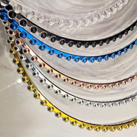 Vente en gros d'assiettes transparentes de 13 pouces pour décorations de fête d'anniversaire de mariage assiettes de présentation rondes en plastique avec garniture de perles en or rose