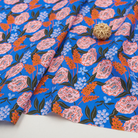 Kain Cetak Bunga Peony Pink Mewah dengan Latar Belakang Biru untuk Gaun & Tekstil Rumah Tangga