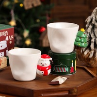 Tasse en céramique froissée de Noël avec poignée 3D bonhomme de neige et sapin, corps irrégulier blanc, coffret cadeau Joyeux Noël, tasse à café en gros