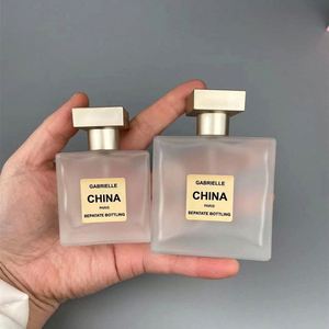 Flacons de parfum en verre givré rectangulaires, imprimés avec un logo personnalisé en couleur, vaporisateur à pompe, 50 ml, 100 ml, cosmétiques pour femmes - Product Image 2