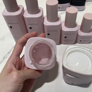 Juego de Envases Cosméticos de Lujo Personalizados en Color Rosa Iridiscente Reciclable de 50 ml y 15 ml, Botellas de Vidrio para Suero, Loción, Tónico, con Bomba - Product Image 4