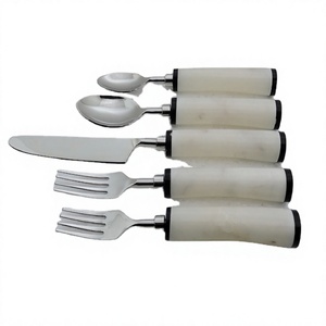 Ensemble de couverts 5 pièces en marbre blanc, design contemporain, manche en résine et lame en acier inoxydable plaqué argent, idéal pour la rentrée scolaire - Product Image 1