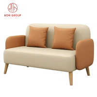 Ensemble de mobilier de restaurant commercial : Canapés deux places beige et vert, table basse ovale en bois moderne et durable avec pieds géométriques