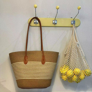 Набор из двух предметов: вместительная полосатая сумка-тоут для путешествий и стильная соломенная шляпа с козырьком от солнца для пляжа и лета - Product Image 6