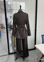 Nouvel ensemble blazer et pantalon marron vintage 2026 avec épaulettes, coupe ajustée, veste de costume et pantalon décontracté taille haute pour l'automne