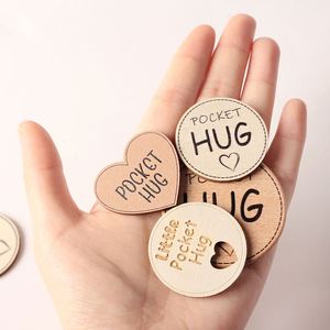 Pendentifs en bois pour souvenirs, jetons de réconfort pour la famille, les amis, les collègues, cadeaux d'amour pour les célébrations - Product Image 1