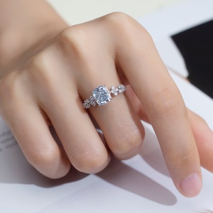 Anillo de Compromiso MSR-1328 de Oro de 18K Personalizado con Diamante Azul Cultivado en Laboratorio y Diamante Redondo Cultivado en Laboratorio - Product Image 4