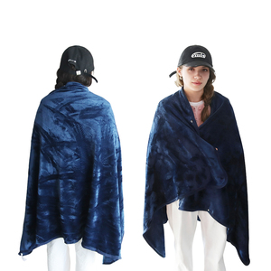 Manta Multiusos 2 en 1, Chal y Almohada de Felpa con Mangas para Hombres y Mujeres, Ideal para Viajes en Avión y Oficina - Product Image 2