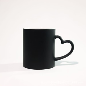 Taza que cambia de color, acabado cerámico mate, asa en forma de corazón, taza mágica para regalos - Product Image 1