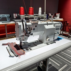 Máquina de Coser Industrial JUKKY JK-4420D de Doble Aguja <span class=keywords><strong>con</strong></span> Accionamiento Directo y Alimentación Compuesta para Trabajo Pesado, <span class=keywords><strong>con</strong></span> <span class=keywords><strong>Mesa</strong></span> - Product Image 1