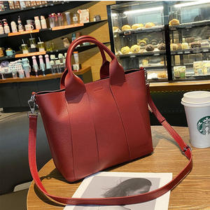 Sac à bandoulière et à porter en travers du corps pour femme en cuir véritable de haute qualité, design tendance, chaînes, sangle unique, résistant à l'eau, personnalisable - Product Image 2