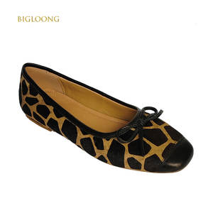 Женские балетки на плоской подошве, удобные танцевальные туфли с принтом жирафа, кожаная отделка с бантом - Product Image 1