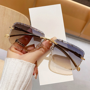 Lunettes de soleil carrées sans monture, monture en métal couleur or, protection UV400, lunettes de soleil tendance pour femmes, type 3 verres, verres en PC - Product Image 2