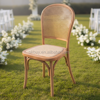 Chaise en plastique PP imitation rotin robuste avec assise tressée respirante pour événements extérieurs et mobilier de salle à manger d'hôtel