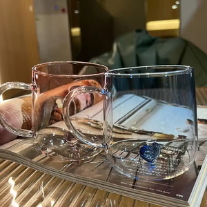 Vaso de Vidrio Transparente de 400 ml, de Borosilicato Alto, con Base y Asa Tridimensionales en Forma de Corazón, Color Degradado - Product Image 2