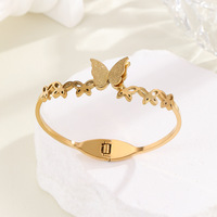 Bracelet tendance pour le quotidien en acier inoxydable et titane, avec motif papillons ailés plaqué or, style délicat et frais