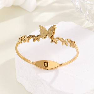 <span class=keywords><strong>Bracelet</strong></span> tendance pour le quotidien en acier inoxydable et titane, avec motif papillons ailés plaqué or, style délicat et frais - Product Image 5