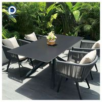 Ensemble de salle à manger d'extérieur en bois massif personnalisable Prima, table ronde à rainures verticales et chaises pour cour de villa