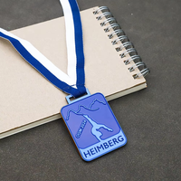 Médaille carrée bleue en émail souple, silhouette d'athlète de montagne personnalisée, en alliage de zinc, pour récompense sportive en plein air avec ruban