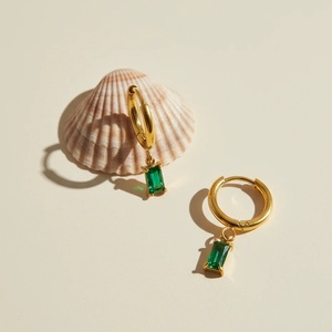 ต่างหูห่วงแบบมินิมอลรูปหัวใจน่ารักประดับ<span class=keywords><strong>ม</strong></span>รกต CZ ชุบทอง 18K <span class=keywords><strong>ส</strong></span>แตนเลส<span class=keywords><strong>ส</strong></span>ตีล คริสตัลสีเขียว เห<span class=keywords><strong>ม</strong></span>าะ<span class=keywords><strong>ส</strong></span>ำหรับผู้<span class=keywords><strong>แพ</strong></span>้ง่าย เป็นของขวัญ - Product Image 2