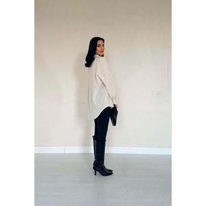 Camisa Asimétrica Beige de Lino para Mujer, Blusa Minimalista Ecológica para Uso Diario, Top Fluido de Manga Larga con Estilo de Dobladillo Alto-Bajo - Product Image 1