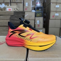 Sepatu Sneakers Unisex Rotary Fastener Merah Oranye Gradasi Bahan Fly Weave Bagian Atas Sol Tebal Peredam Guncangan untuk Olahraga Lari dan Latihan