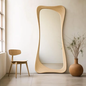 <span class=keywords><strong>Miroir</strong></span> corporel asymétrique unique avec bordure en bois courbée, sur pied, pour la maison moderne, le salon, les projets hôteliers - Product Image 2