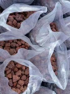 Sustrato de Piedra Basáltica Filtrada Natural al por Mayor de Fábrica, Roca Volcánica Negra y Roja, Partículas de Lava para Paisajismo de Suculentas - Product Image 3