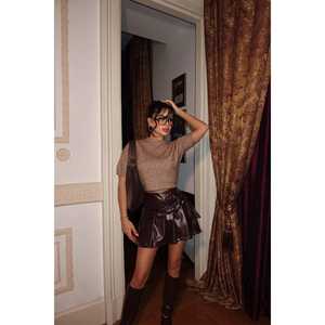 Jupe mini en cuir marron Saydi XS, style gothique, en satin, mousseline, tissus tricotés, matière PU, avec fente, plumes, nœuds et imprimés dentelle - Product Image 5