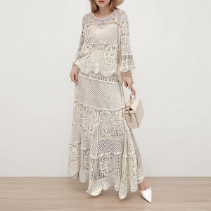 Conjunto de dos piezas de falda larga para mujer, nuevo traje de punto con top de ganchillo hueco y falda amplia, a la moda. - Product Image 1