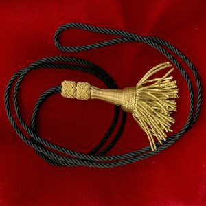 เชือกถักสีทองพร้อมพู่ห้อยสำหรับเครื่องแบบและชุดพิธีการ - Product Image 1