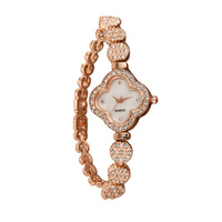 Montre pour femme tendance de style nouveau, design délicat à quatre feuilles de trèfle, cadran en nacre, boîtier en alliage écologique, 22 mm, quartz