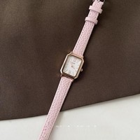 Cette montre carrée simple de style coréen est dotée d'un bracelet en cuir féminin, petit et exquis. C'est un étudiant de niche avec un...