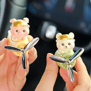 Ambientador de coche Ruijie con clip para rejilla de ventilación, figura de resina de dibujos animados, decoración linda de cerdito y oso para salidas de aire. - Product Image 3