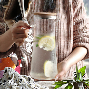 เหยือกน้ำแก้วโบโรซิลิเกตคุณภาพสูงทันสมัยพร้อมฝาปิด ความจุขนาดใหญ่ โปร่งใส สำหรับใช้ในครัวเรือน หุ้มด้วยไม้ไผ่ สำหรับใส่ชาและผลไม้ - Product Image 3