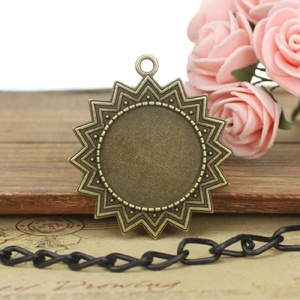 Spitzer Sonnenstrahl-Anhänger mit Rundem Fassungsring aus Antik-Bronze-Zinklegierung für Gedenk-Foto-Andenken - Product Image 4