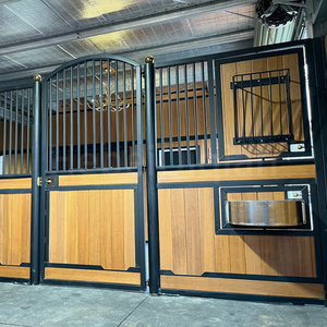 Box de <span class=keywords><strong>cheval</strong></span> sur mesure avec mangeoires amovibles et portes extra larges, panneaux en bambou de luxe, structure métallique. - Product Image 1