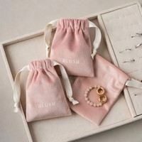 Pochette à bijoux personnalisée en velours avec cordon de serrage, logo doré, petit sac cadeau, présentoir pour bagues et boucles d'oreilles, pour boutique, mariage, mini