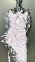 Robe de soirée élégante pour femme, blanche, sans bretelles, col en V, avec plumes, paillettes et perles, fente haute, longueur ras du sol, séchage rapide