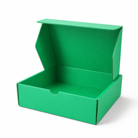 Emballage cadeau en carton personnalisé, minimaliste et luxueux, en matériaux recyclés rigides, avec fermeture magnétique et laminage mat
