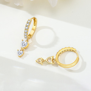 Los pendientes de oro en forma de corazón son el regalo perfecto para una chica, y también una opción ideal para un regalo de aniversario o cumpleaños. - Product Image 4