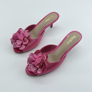 Talons plateforme floraux pour femmes avec de grandes paillettes scintillantes et tissu satiné floral - Product Image 2