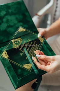Boîte d'invitation <span class=keywords><strong>de</strong></span> poche en velours vert émeraude avec feuille d'or Boîte d'invitation en velours <span class=keywords><strong>de</strong></span> croquis <span class=keywords><strong>de</strong></span> lieu Suite d'invitation <span class=keywords><strong>de</strong></span> <span class=keywords><strong>mariage</strong></span> Premium - Product Image 2