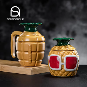 Taza de cerámica Tiki con forma de piña creativa, copa de cóctel con asa para bares tropicales - Product Image 2