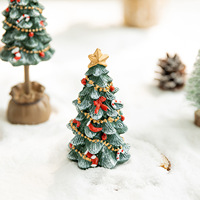 Mini-Weihnachtsbaumfigur aus Kunstharz, schneebeflockt, Tisch-Weihnachtsbaum mit Schleife und Sternbasis für die Weihnachtsdekoration zu Hause oder auf dem Schreibtisch.
