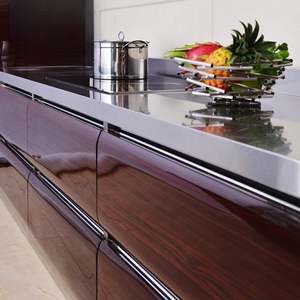 Cuisine moderne minimaliste haut de gamme écologique avec placage brillant, armoires en verre, acier inoxydable, panneau mélaminé, plan de travail en granit - Product Image 3