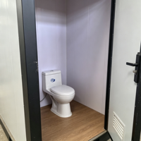WC mobile conteneurisé sur mesure OEM, type boîte, avec porte coulissante en forme d'éventail, écologique, portable, pour extérieur, avec lavabo intégré
